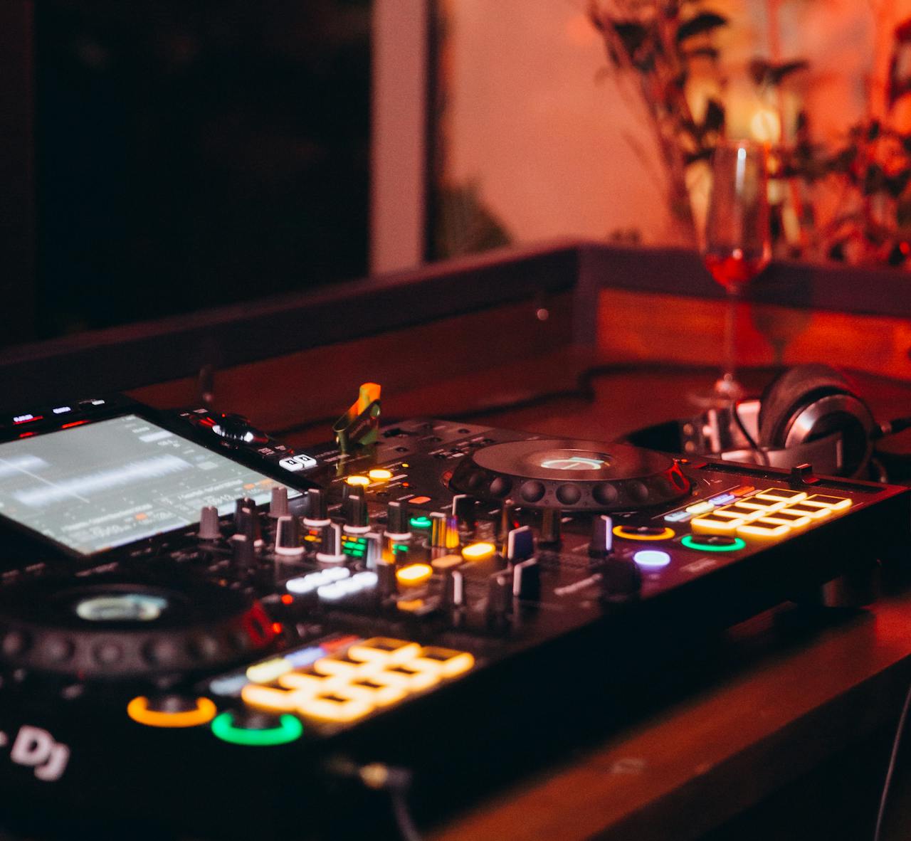 Sådan finder du den perfekte DJ til fester – Gør din begivenhed uforglemmelig